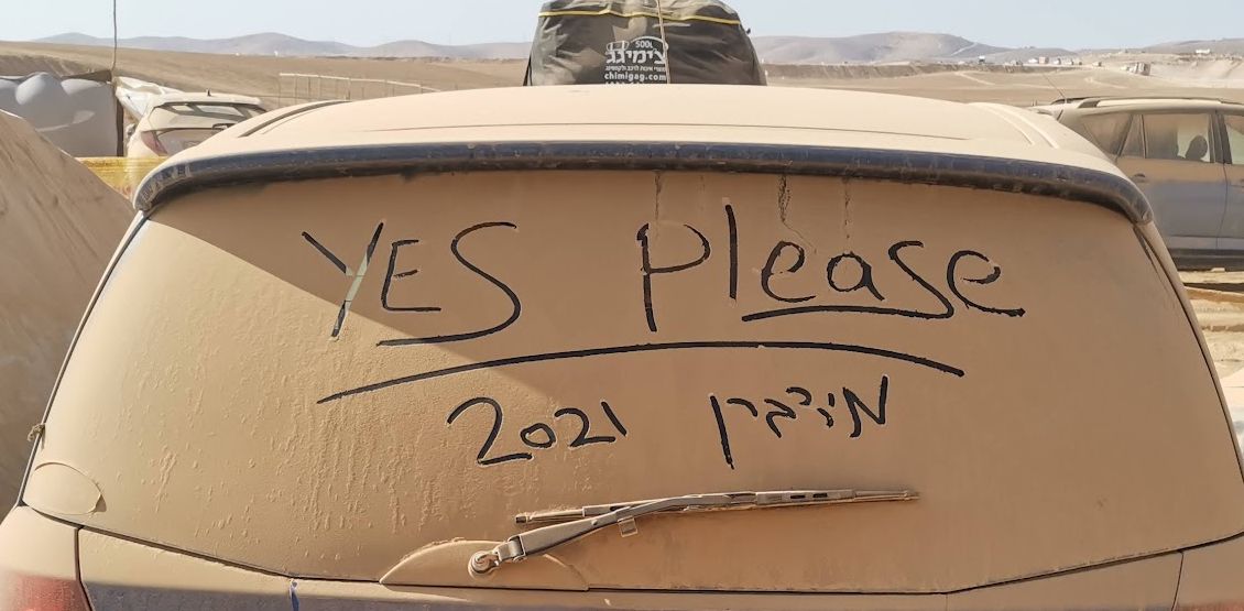 YES Please מידברן 2021 כתוב על אוטו מאובק